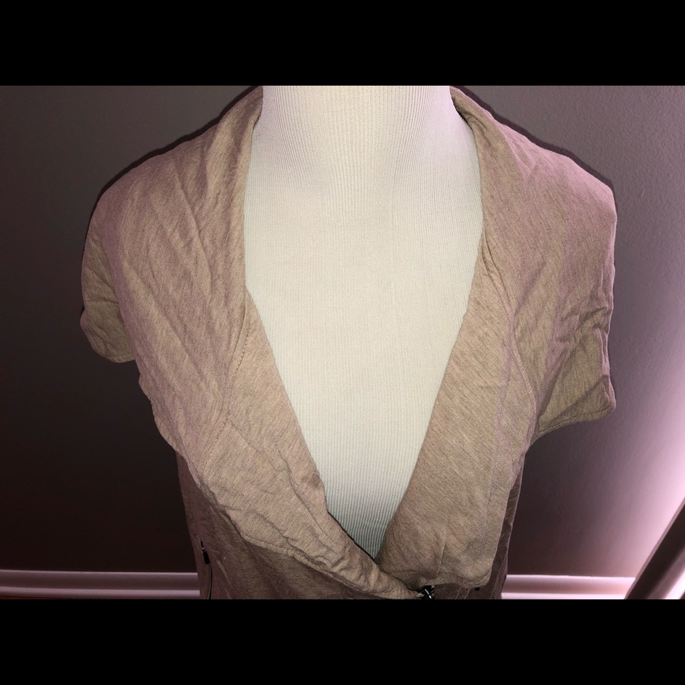 Women’s tan Kensie sleeveless jacket. Size small. - Picture 3 of 8